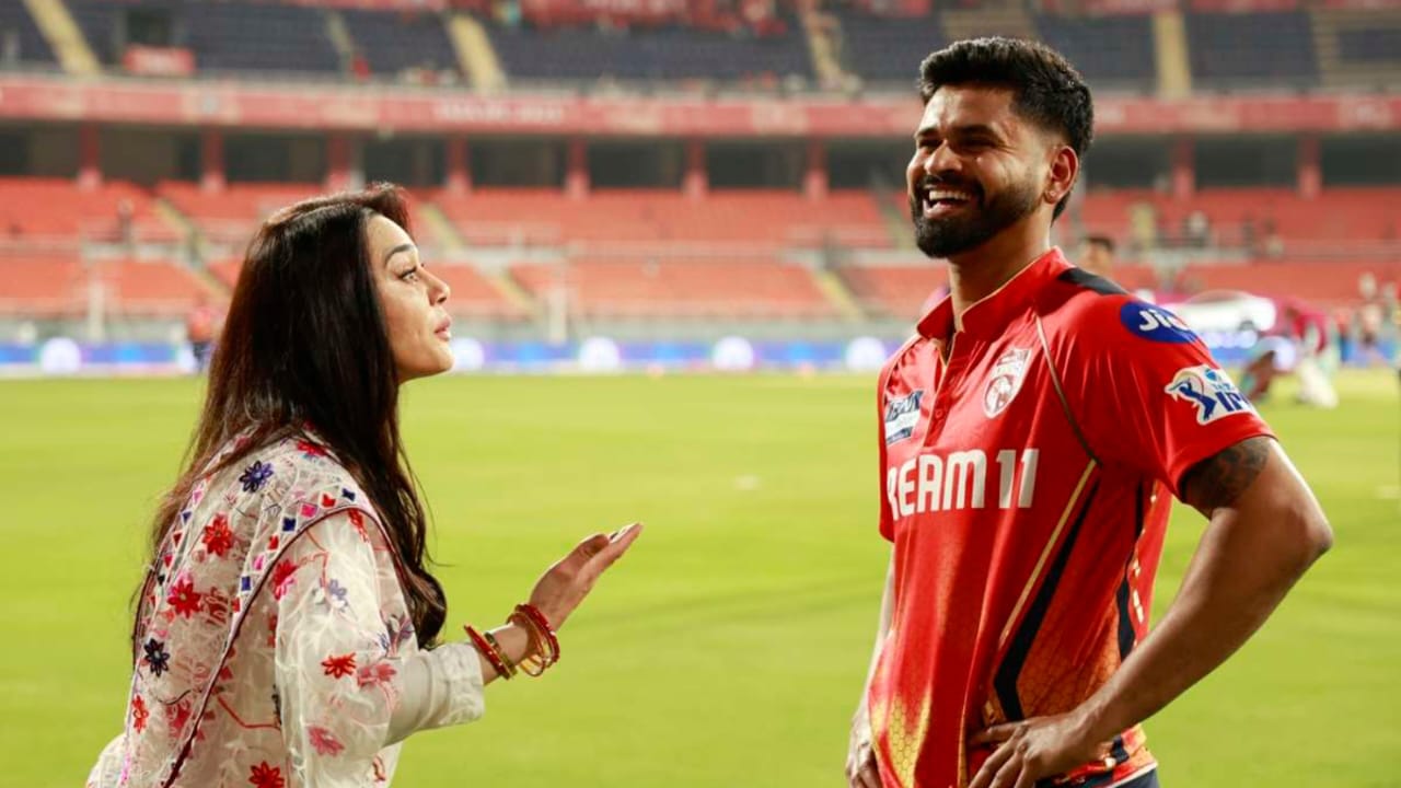 "এই ভুল মেনে নেওয়া যায় না..", দিল্লির বিপক্ষে পাঞ্জাবের হারের পর মাঠের মধ্যেই রেগে লাল প্রীতি জিন্টা !! 3 "এই ভুল মেনে নেওয়া যায় না..", দিল্লির বিপক্ষে পাঞ্জাবের হারের পর মাঠের মধ্যেই রেগে লাল প্রীতি জিন্টা !! 3