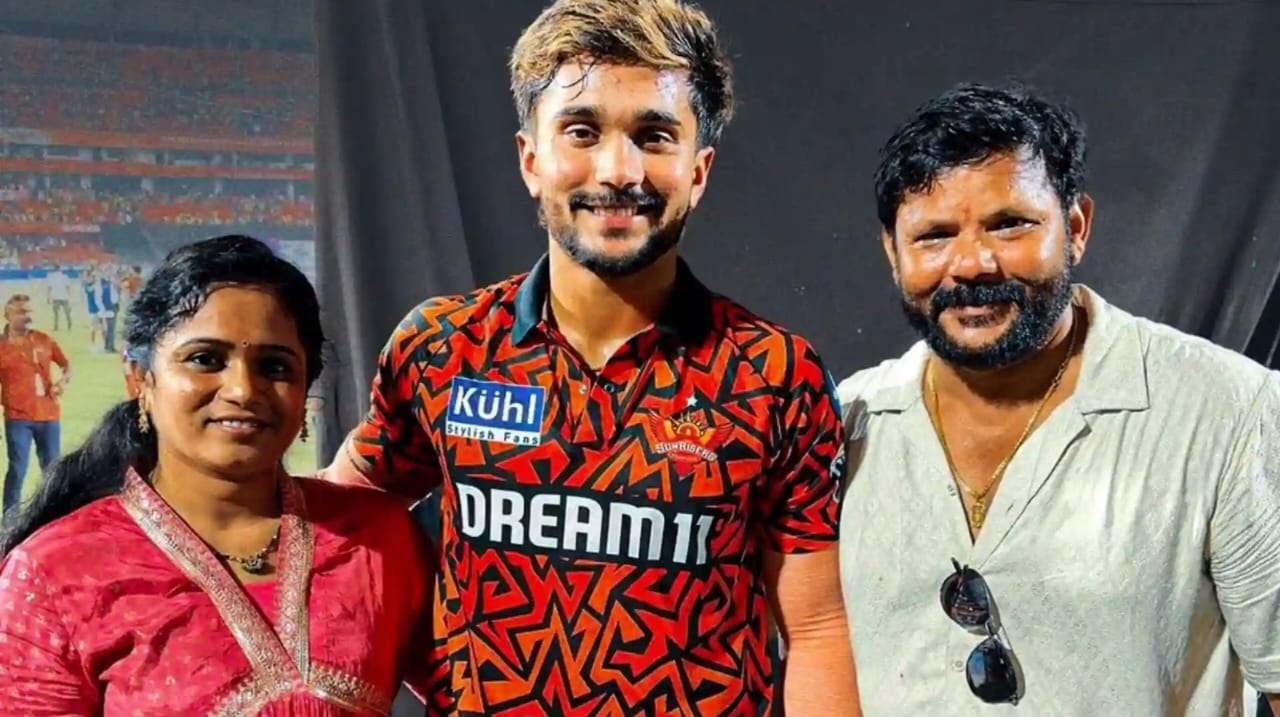 ছেলেকে সমর্থন নয়, RCB'র জার্সি পরে নীতিশ কুমার রেড্ডির সঙ্গে বিবাদে জড়ালেন ক্রিকেটারের বাবা !! 2 ছেলেকে সমর্থন নয়, RCB'র জার্সি পরে নীতিশ কুমার রেড্ডির সঙ্গে বিবাদে জড়ালেন ক্রিকেটারের বাবা !! 2