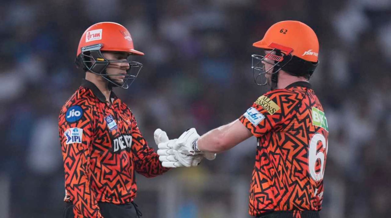 ছেলেকে সমর্থন নয়, RCB'র জার্সি পরে নীতিশ কুমার রেড্ডির সঙ্গে বিবাদে জড়ালেন ক্রিকেটারের বাবা !! 3 ছেলেকে সমর্থন নয়, RCB'র জার্সি পরে নীতিশ কুমার রেড্ডির সঙ্গে বিবাদে জড়ালেন ক্রিকেটারের বাবা !! 3
