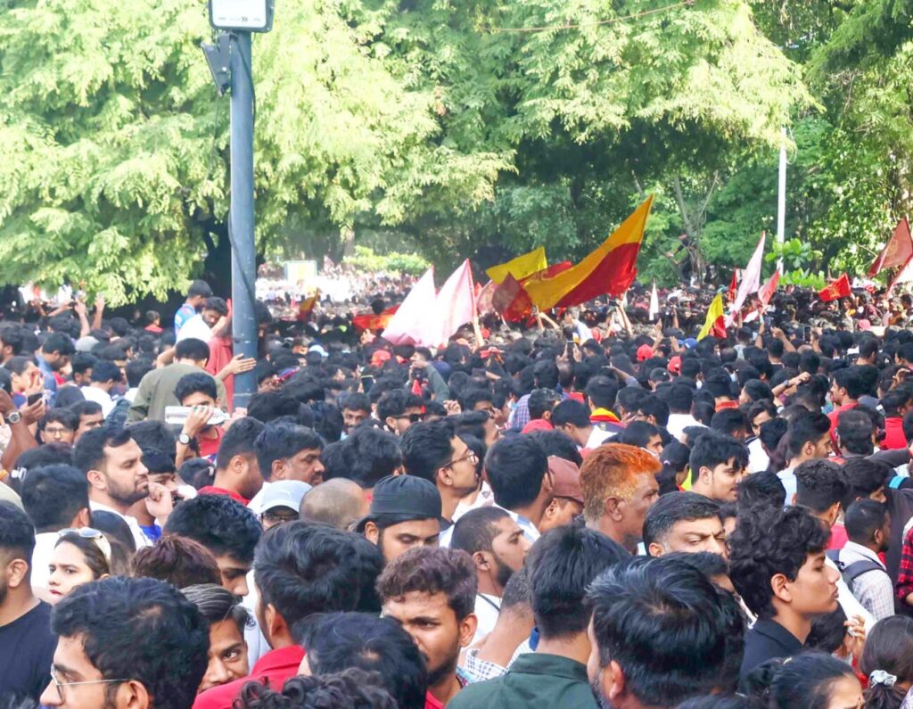ব্যাঙ্গালুরুর পদপিষ্টের ঘটনায় শোকপ্রকাশ RCB'র, ফাঁসলো আইনি জটিলতায় !! 3 ব্যাঙ্গালুরুর পদপিষ্টের ঘটনায় শোকপ্রকাশ RCB'র, ফাঁসলো আইনি জটিলতায় !! 2