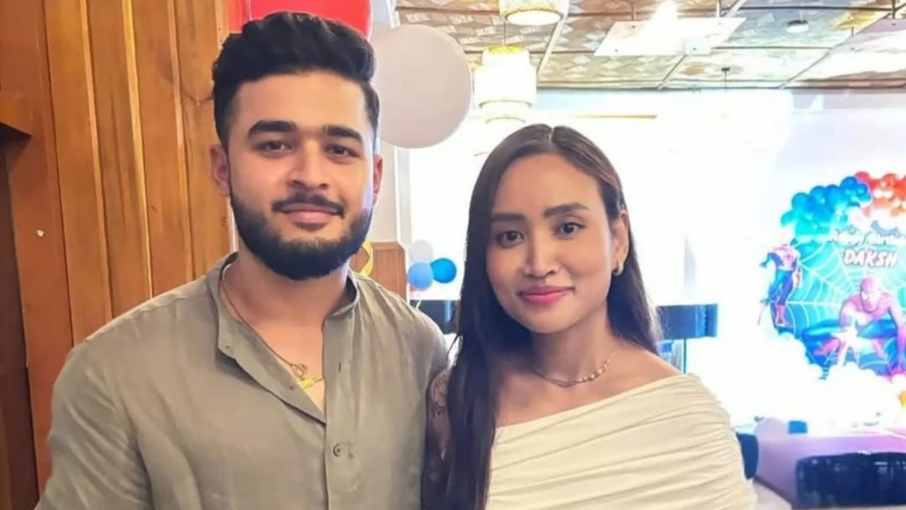 আর গোপন নয়, এবার প্রেমিকার সঙ্গে সোশ্যাল মিডিয়ায় ছবি পোস্ট করলেন রিয়ান পরাগ !! 3