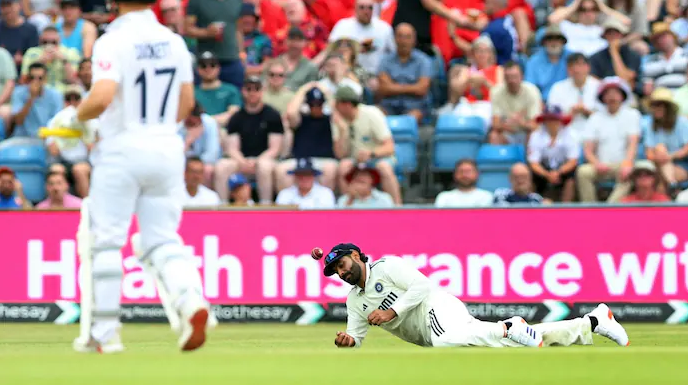 IND vs ENG 1st Test: “পদকের প্রশ্নই নেই…” টিম ইন্ডিয়ার ঢিলেঢালা ফিল্ডিং-এ রুষ্ট গাওস্কর, তোপ দাগলেন যশস্বীর দিকে !! 3 Jadeja Dropped Ben Duckett | IND vs ENG | Image: Getty Images