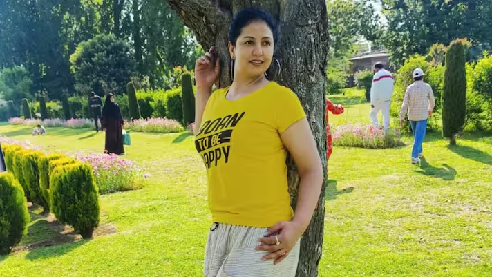 তিক্ততা ভুলে কাছাকাছি আসছেন দু’জনে ? প্রাক্তন স্ত্রী হাসিন জাহানের নামে বাড়ির নামকরণ করলেন শামি !! 4 Hasin Jahan | Image: Twitter