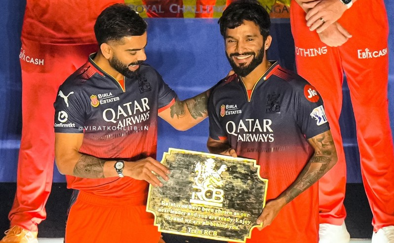 বিরাট কোহলিকে ‘গুরুদক্ষিণা’ রজত পাটিদারের, মন ছুঁয়ে গেলো RCB অধিনায়কের সৌজন্য !! 2 Virat Kohli and Rajat Patidar | Image: Getty Images