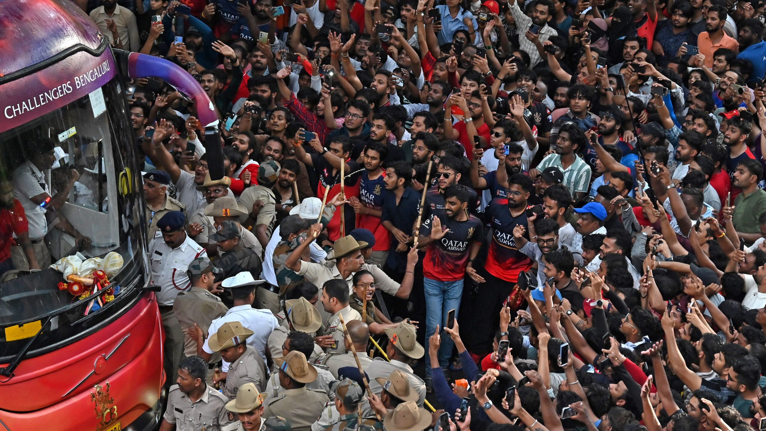 IPL 2025: একের পর এক ধাক্কায় সঙ্কটে RCB, এবার ট্রফি ফেরাতে হচ্ছে BCCI-কে !! 2 Stampede at Chinnaswamy Stadium | IPL | Image: Twitter