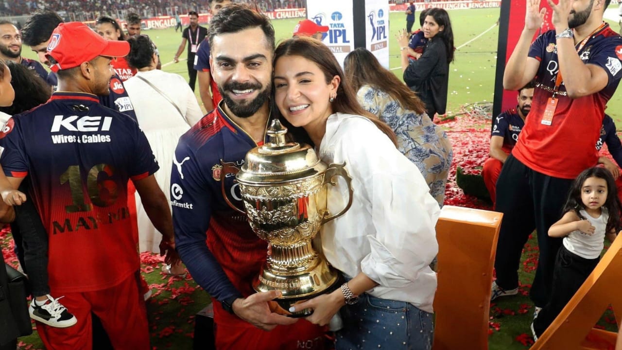 RCB'কে ট্রফি জেতানোর পিছনে যতটা বিরাট কোহলির অবদান রয়েছে ততটা অনুষ্কা শর্মারেরও !! 2 RCB'কে ট্রফি জেতানোর পিছনে যতটা বিরাট কোহলির অবদান রয়েছে ততটা অনুষ্কা শর্মারেরও !! 2