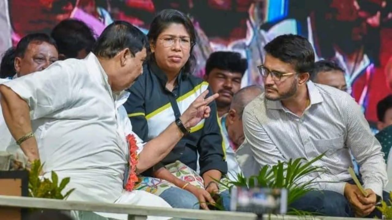 "আমি রাজনৈতিক ব্যাক্তিত্ব নই..", অনুব্রত মণ্ডলের সঙ্গে ছবি বিতর্কে এবার মুখ খুললেন সৌরভ গাঙ্গুলী !! 2 "আমি রাজনৈতিক ব্যাক্তিত্ব নই..", অনুব্রত মণ্ডলের সঙ্গে ছবি বিতর্কে এবার মুখ খুললেন সৌরভ গাঙ্গুলী !! 2