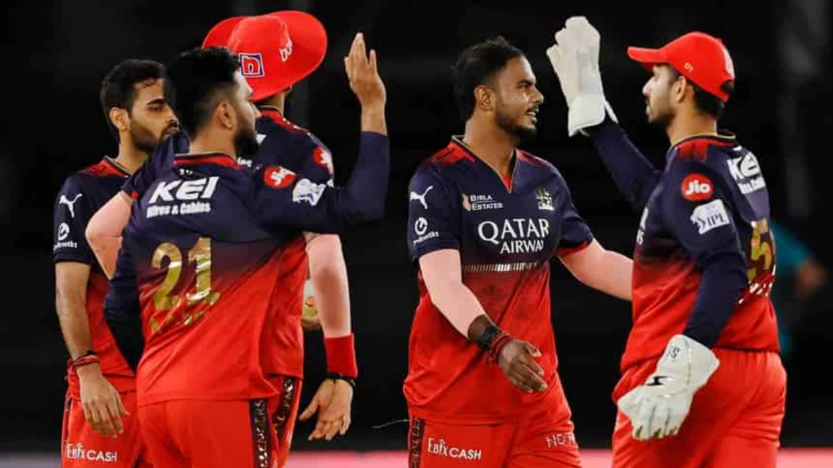 খরা কাটলো আরসিবির, পাঞ্জাবকে হারিয়ে ট্রফির মুখ দেখলেন কিং কোহলি !! 1