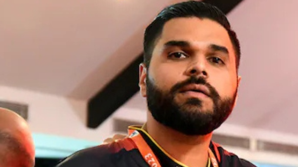 আদালতে অস্বস্তি বাড়লো RCB-র, বড়সড় শাস্তির মুখে ফ্র্যাঞ্চাইজি কর্মকর্তারা !! 2 RCB Marketing Head Nikhil Sosale | Image: Twitter