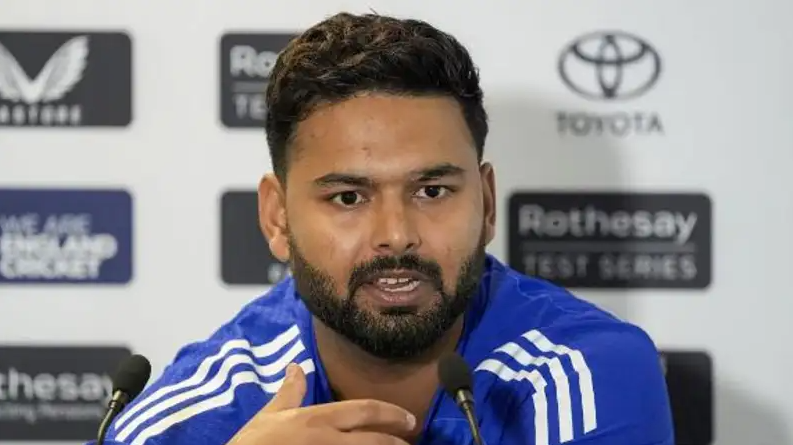 IND vs ENG 3rd Test: কাটছে না বল বিতর্ক, আম্পায়ারের সঙ্গে বাগ্বিতণ্ডায় জড়ালেন অধিনায়ক শুভমান !! 3 Rishabh Pant Complained About Duke Ball Before IND vs ENG Test | Image: Twitter