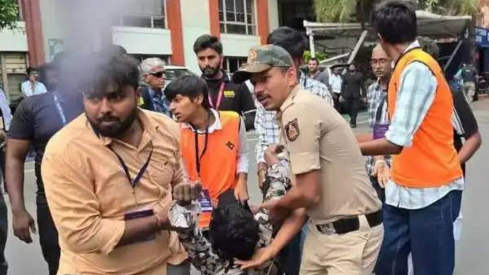 পদপিষ্টের ঘটনায় আর‌ও চাপে RCB, প্রাথমিক রিপোর্টে এলো চাঞ্চল্যকর তথ্য !! 3