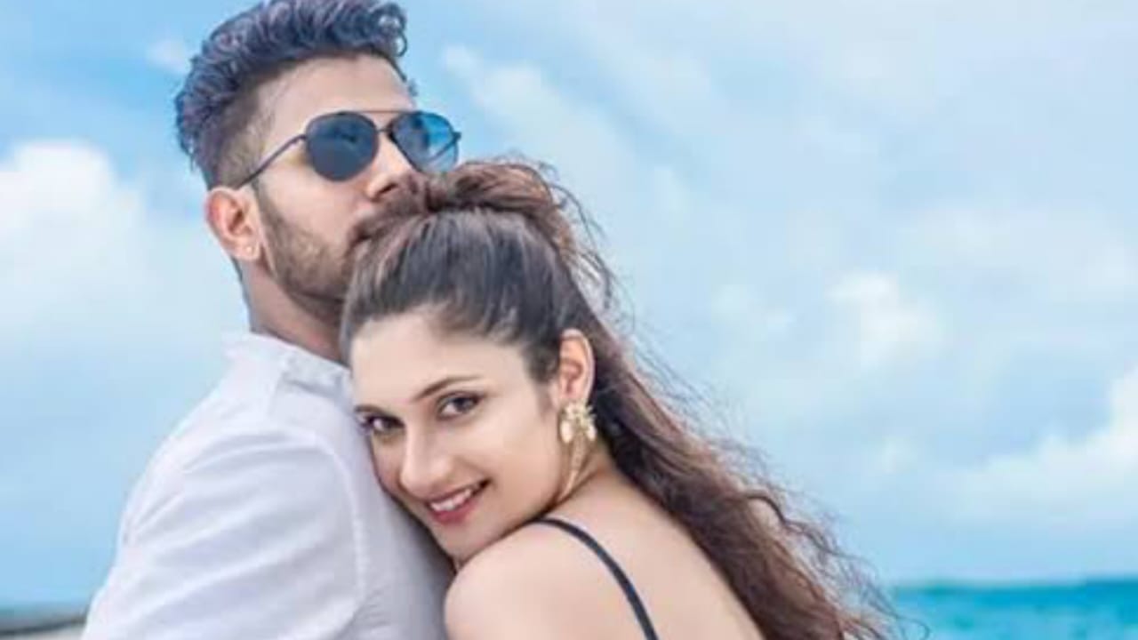 ক্রিকেট কেরিয়ারে ফ্লপ হলেও জীবনে সফল, স্বর্গের পরীর থেকেও সুন্দরী এই ভারতীয় ক্রিকেটারের স্ত্রী !! 2 ক্রিকেট কেরিয়ারে ফ্লপ হলেও জীবনে সফল, স্বর্গের পরীর থেকেও সুন্দরী এই ভারতীয় ক্রিকেটারের স্ত্রী !! 2