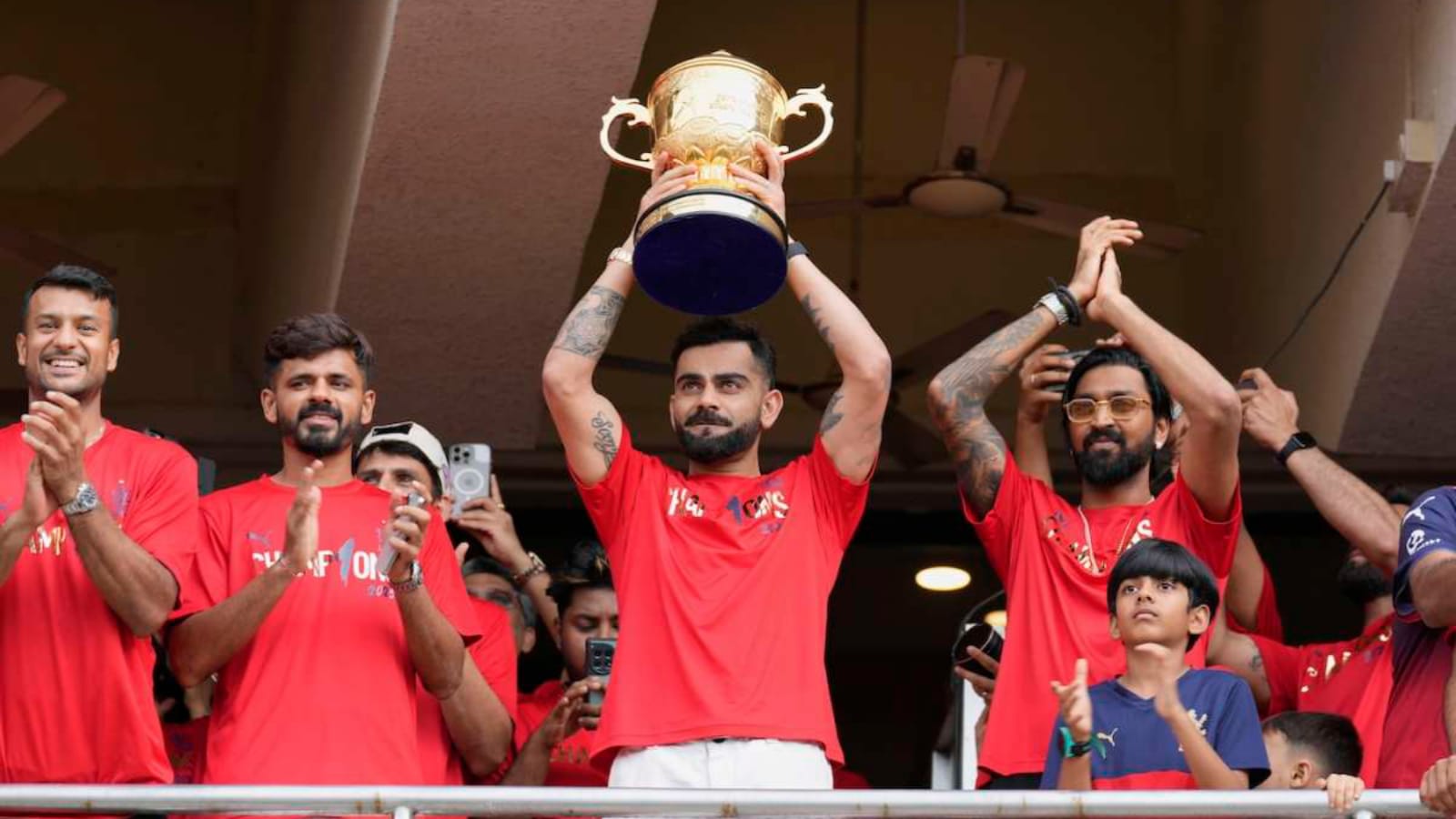 RCB'র সঙ্গে সম্পর্ক শেষ বিরাট কোহলির, অবসরের পথে এই তারকা ব্যাটসম্যান !! 2