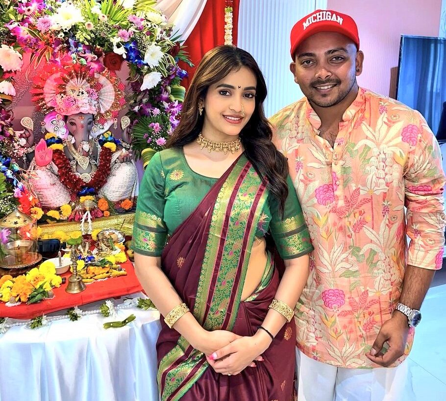 গণেশ চতুর্থীতে নতুন বান্ধবীর সঙ্গে পরিচয় করালেন পৃথ্বী শ’, রূপে দীপিকা-অনুষ্কাদের খাওয়াবেন জল !! 2 পৃথ্বী শ