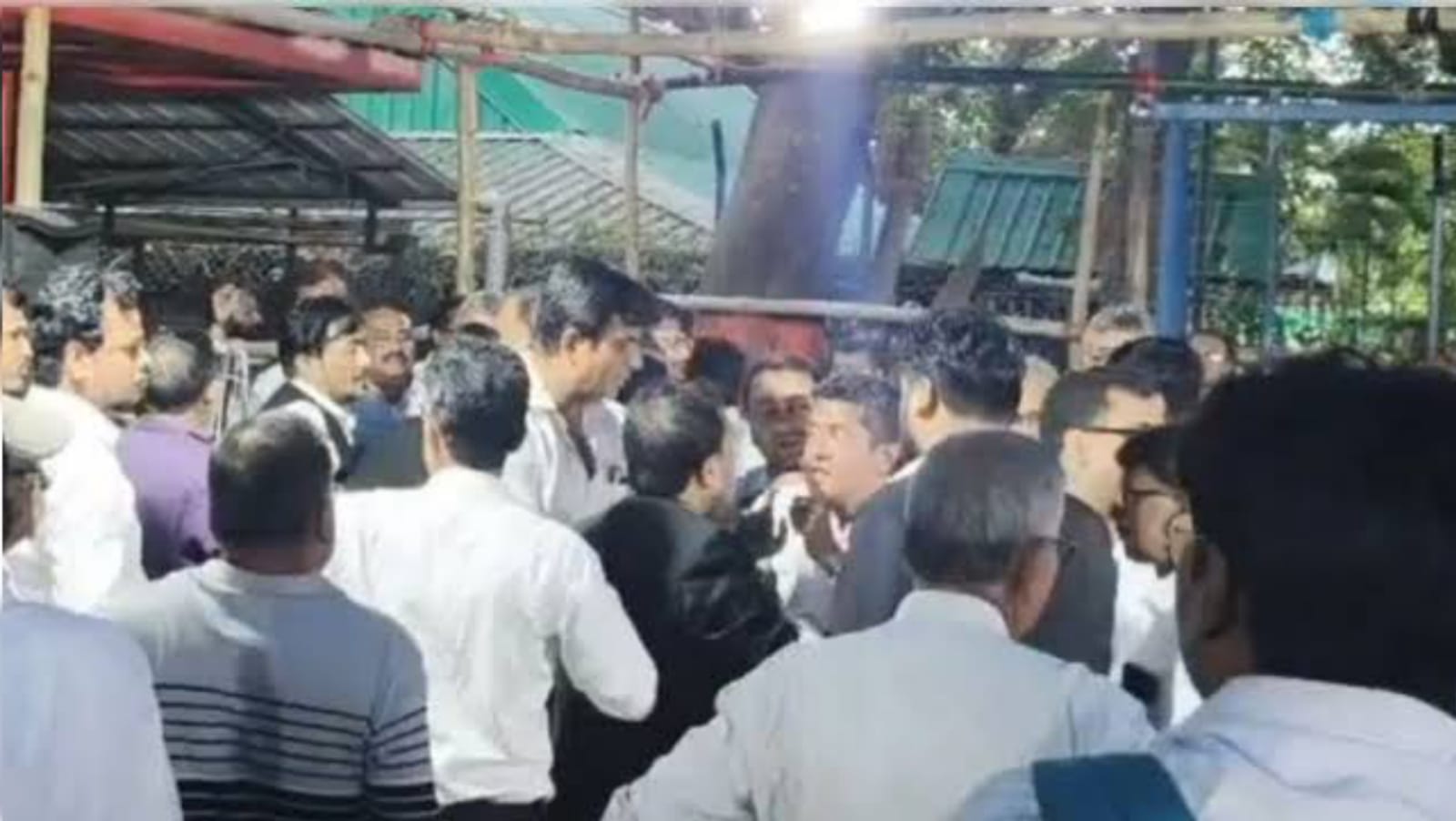 সৌরভ গাঙ্গুলী অনুষ্ঠানে যোগ দেওয়ার আগেই হাতাহাতি-মারামারি, কলকাতা ময়দানের বিরল দৃশ্য !! 4 সৌরভ গাঙ্গুলী অনুষ্ঠানে যোগ দেওয়ার আগেই হাতাহাতি-মারামারি, কলকাতা ময়দানের বিরল দৃশ্য !! 4