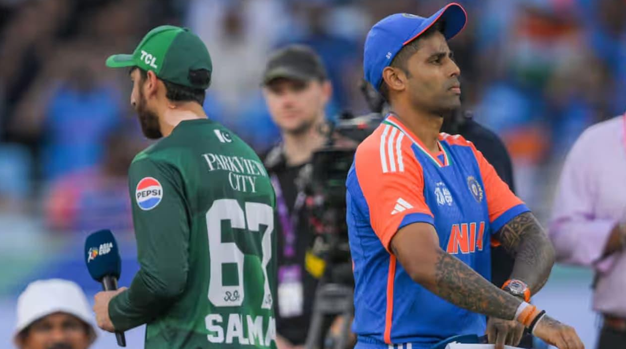 ভারতের বিরুদ্ধে অভিযোগ দায়ের পাকিস্তানের, গম্ভীরের নির্দেশে 'হ্যান্ডশেক' এড়িয়ে জরিমানার মুখে সূর্যকুমার !! 2 Salman Ali Agha and Suryakumar Yadav | Asia Cup 2025 | Image: Twitter