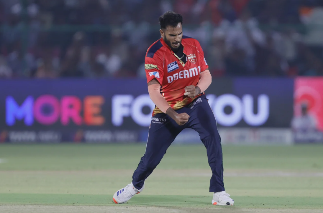চোট পেয়ে ছিটকে গেলেন পাঞ্জাব কিংস তারকা, এশিয়া কাপের আগে আশঙ্কায় ক্রিকেটমহল !! 2 Vijaykumar Vyshak | Asia Cup | Image: Getty Images
