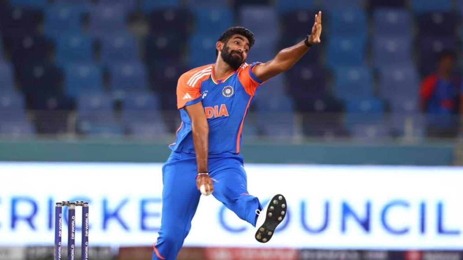 "বুড়ো হয়েছো অবসর নাও..", পাকিস্তানের বিপক্ষে ব্যর্থ হ‌ওয়ায় সোশ্যাল মিডিয়ায় ট্রোল জসপ্রীত বুমরাহ !! 12