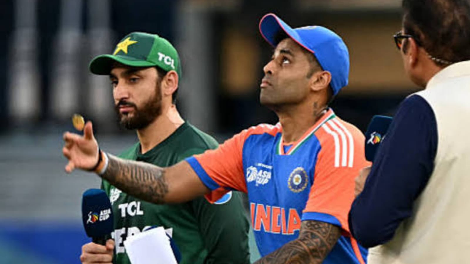 "৪ মিনিট আগেই বলেছিলাম..",ভারত-পাক হ্যান্ডশেক বিতর্কের মধ্যে এবার মুখ খুললেন ম্যাচ রেফারি !! 2