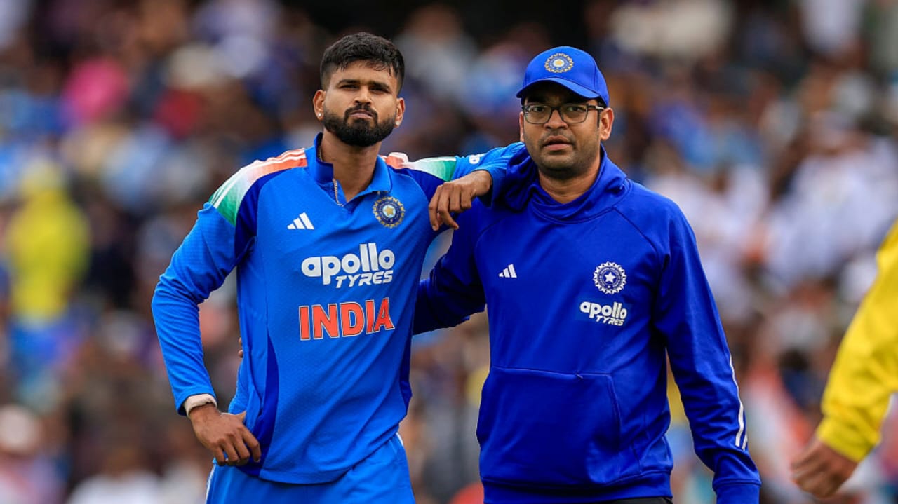 সিরিজ চলাকালীন গুরুতর চোট পেয়ে মাঠ ছাড়লেন শ্রেয়স আইয়ার, ছিঠকে গেলেন ৩-৪ টি ম্যাচ থেকে !! 2 সিরিজ চলাকালীন গুরুতর চোট পেয়ে মাঠ ছাড়লেন শ্রেয়স আইয়ার, ছিঠকে গেলেন ৩-৪ টি ম্যাচ থেকে !! 2