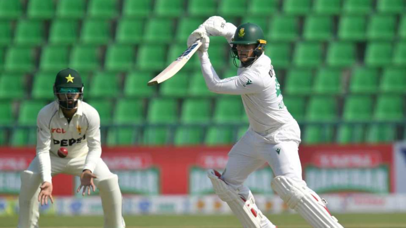 PAK vs SA টেস্ট ম্যাচ চলাকালীন গাদ্দাফি স্টেডিয়ামের বাইরে চরম বিশৃঙ্খলা, ভয়াবহ ভিডিও ভাইরাল !! 2 PAK vs SA টেস্ট ম্যাচ চলাকালীন গাদ্দাফি স্টেডিয়ামের বাইরে চরম বিশৃঙ্খলা, ভয়াবহ ভিডিও ভাইরাল !! 2
