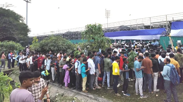 টিকিটের জন্য হাহাকার, উপচে-পড়া ভিড়ে টিকিটের কালোবাজারি নজরে !! 2