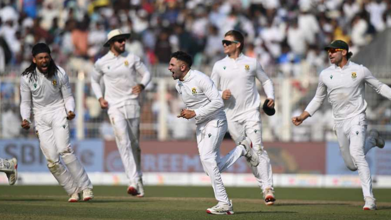 "জোকার কোচকে তাড়ানো হোক..", SA'এর বিপক্ষে প্রথম টেস্টে হেরে সমালোচনার মুখে ভারতীয় দল !! 2 "জোকার কোচকে তাড়ানো হোক..", SA'এর বিপক্ষে প্রথম টেস্টে হেরে সমালোচনার মুখে ভারতীয় দল !! 2