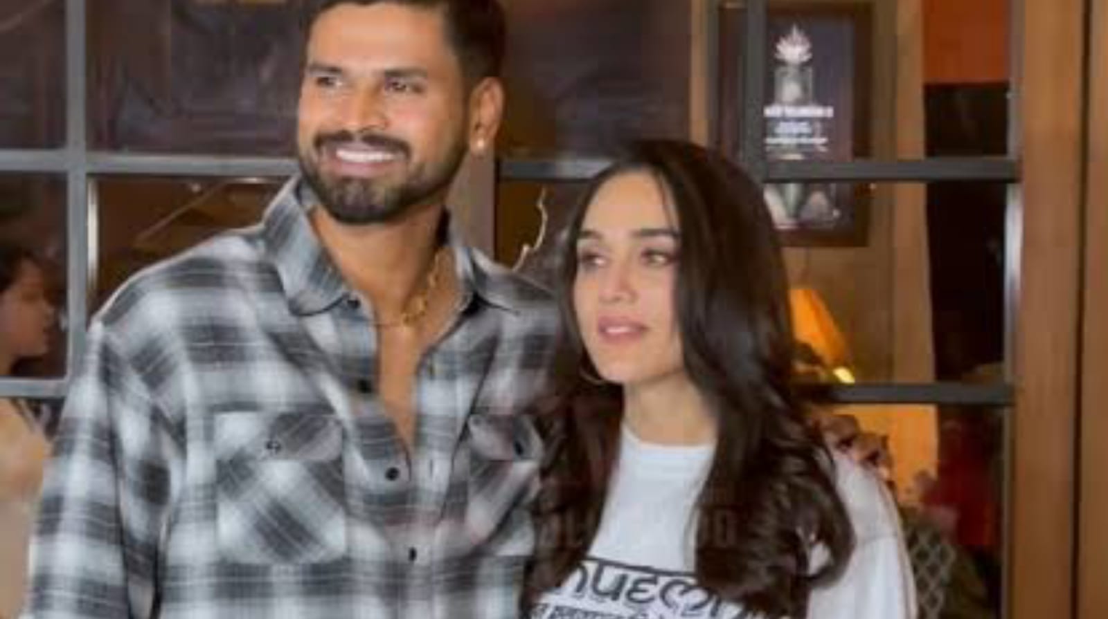 "তোমার কাজ ভক্তদের দূরে রাখা..", নিরাপত্তারক্ষীর ওপর মেজাজ হারিয়ে সমালোচনায় শ্রেয়স আইয়ার !! 2