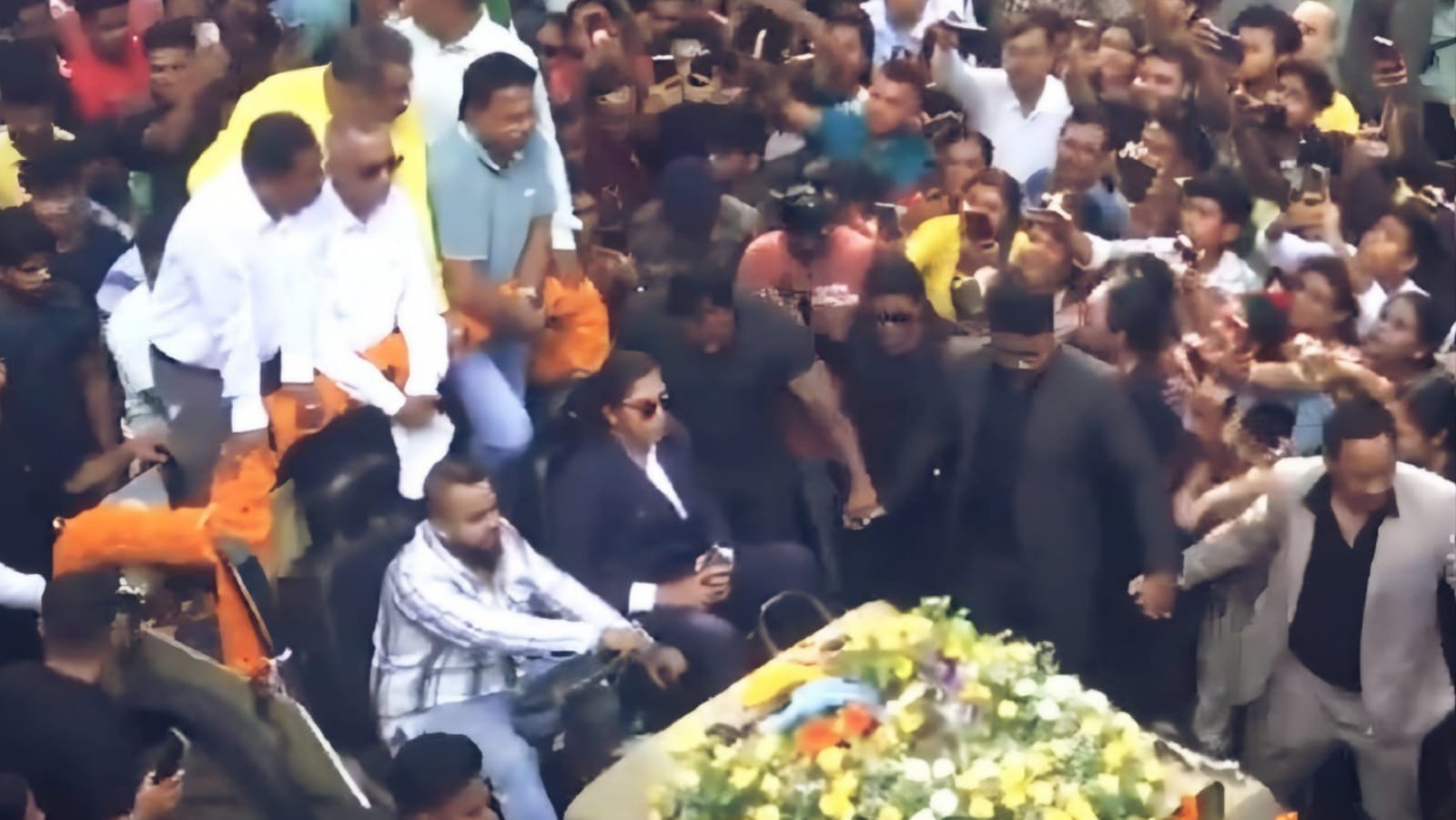 বিশ্বকাপ জয়ের পর নিজের শহরে ফিরলেন রিচা ঘোষ, শিলিগুড়িতে বাঁধ-ভাঙা উচ্ছ্বাসে মাতলেন ভক্তরা !! 2 বিশ্বকাপ জয়ের পর নিজের শহরে ফিরলেন রিচা ঘোষ, শিলিগুড়িতে বাঁধ-ভাঙা উচ্ছ্বাসে মাতলেন ভক্তরা !! 2