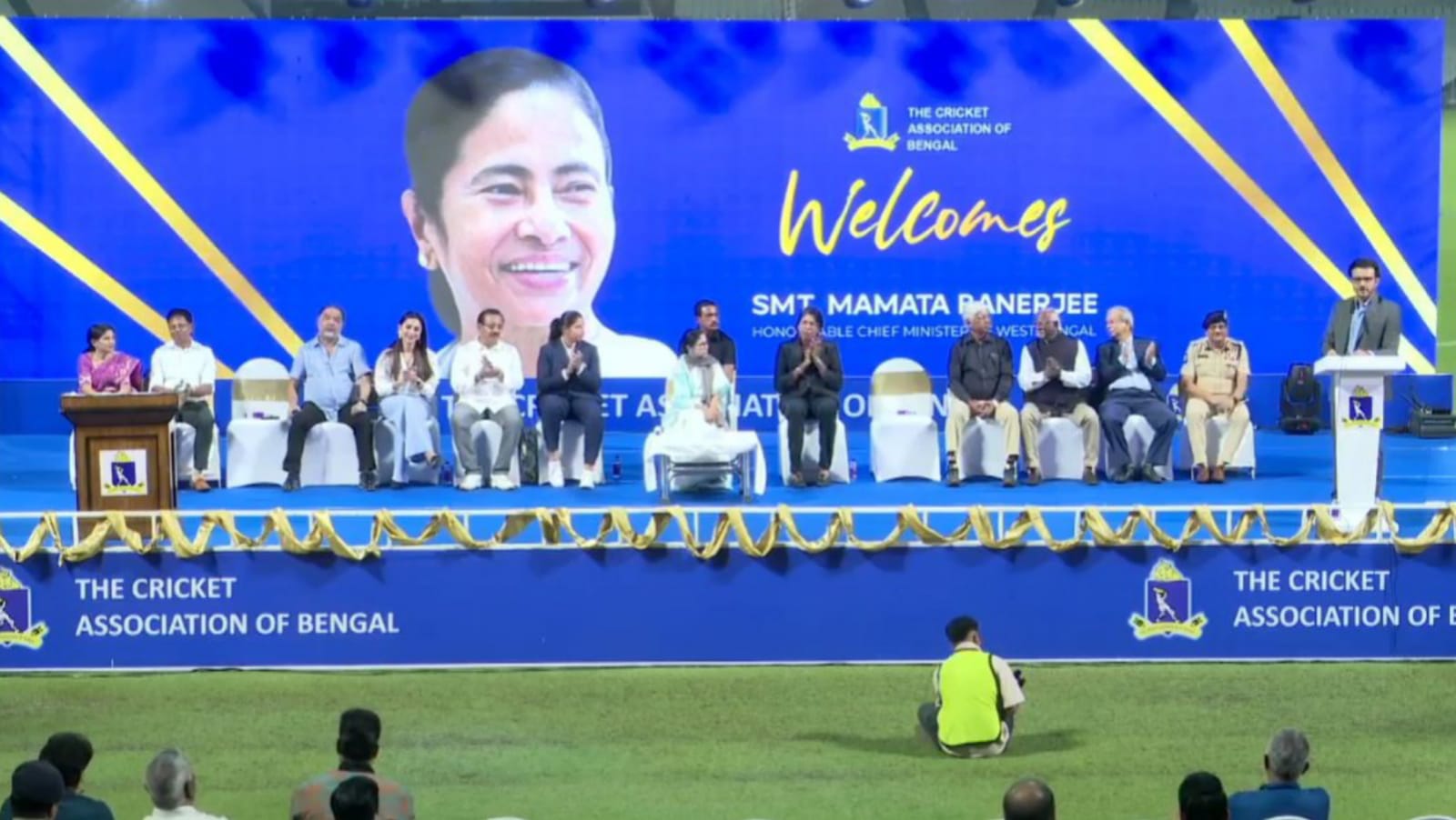 রিচার হাতে রাজ্যের বিশেষ সম্মান তুলে দিলেন মুখ্যমন্ত্রী, উপহারের তালিকায় ছিল চমকের পর চমক !! 3