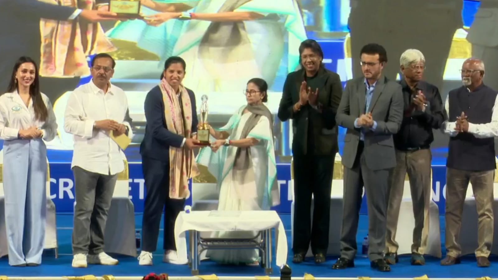 রিচার হাতে রাজ্যের বিশেষ সম্মান তুলে দিলেন মুখ্যমন্ত্রী, উপহারের তালিকায় ছিল চমকের পর চমক !! 2