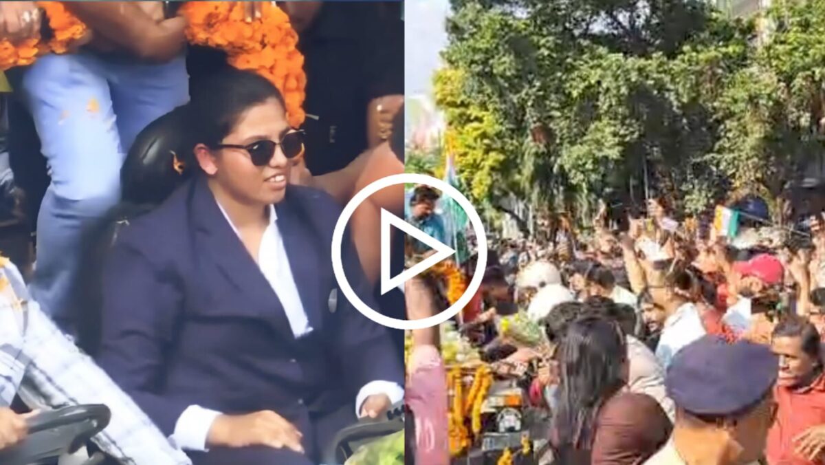 বিশ্বকাপ জয়ের পর নিজের শহরে ফিরলেন রিচা ঘোষ, শিলিগুড়িতে বাঁধ-ভাঙা উচ্ছ্বাসে মাতলেন ভক্তরা !! 1