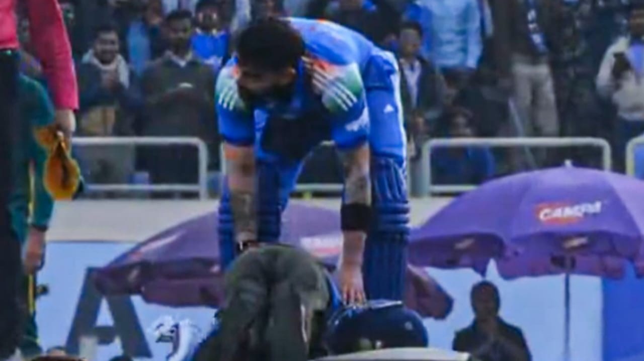 রাঁচির মাঠে ঐতিহাসিক সেঞ্চুরি বিরাট কোহলির, পা ছুঁয়ে ভক্তের প্রণাম করার ভিডিও ভাইরাল !! 3