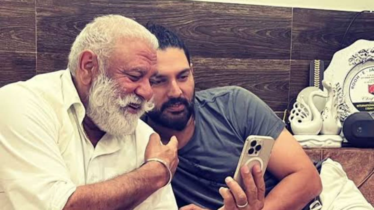 "ক্ষমা চাইছি..", বাবার জন্য এবার ধোনি এবং কপিল দেবের কাছে মাথা নত করলেন যুবরাজ সিং ‌!! 2