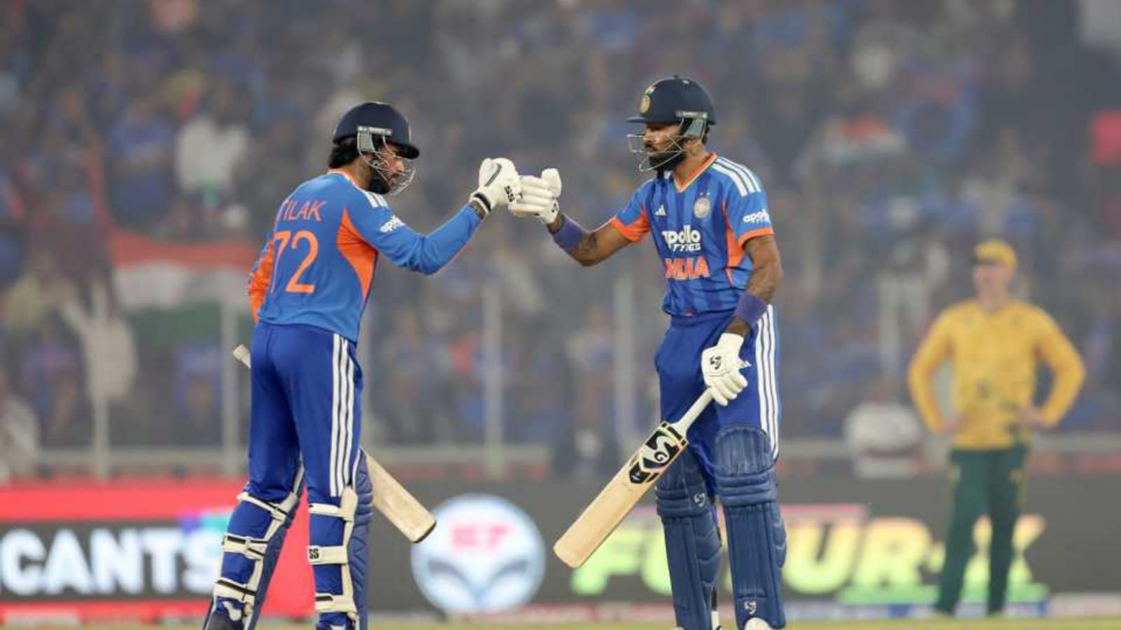 Video: সঞ্জুর মারা বলে আহত আম্পায়ার, যন্ত্রণায় শুয়ে পড়লেন মাঠের মধ্যেই !! 3