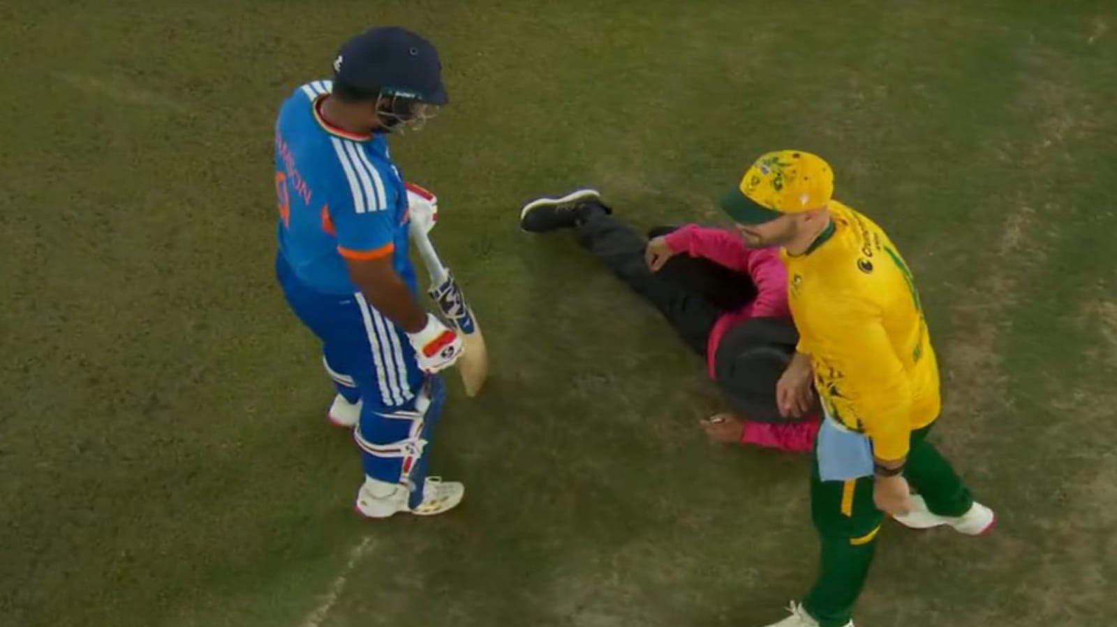 Video: সঞ্জুর মারা বলে আহত আম্পায়ার, যন্ত্রণায় শুয়ে পড়লেন মাঠের মধ্যেই !! 2