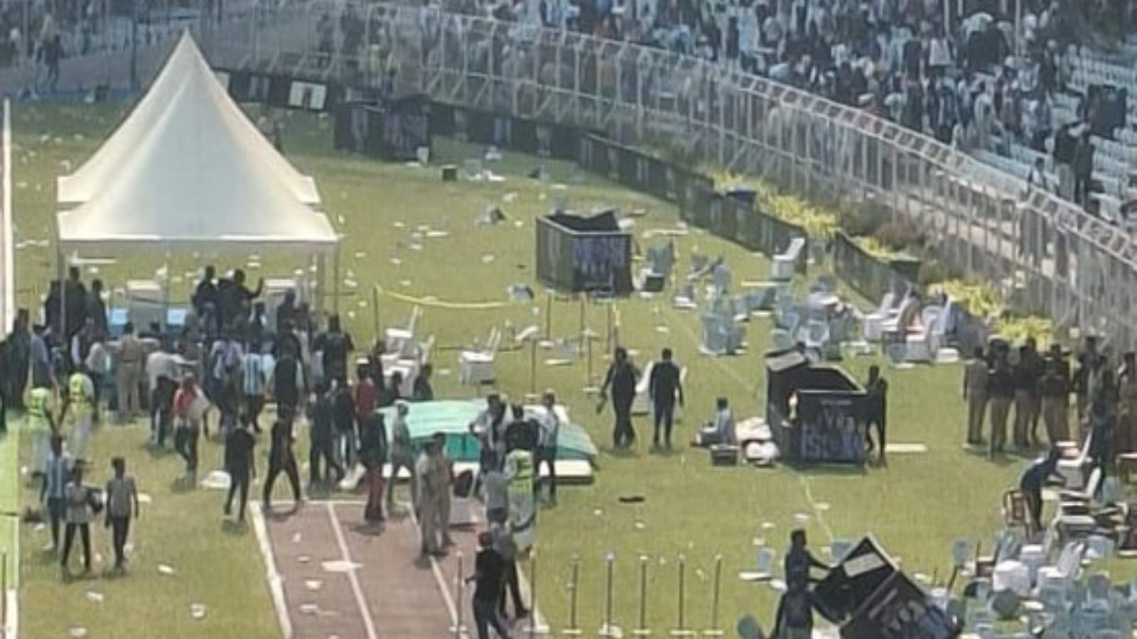 মেসিকে ঘিরে রণক্ষেত্র যুবভারতী, ফুটবলের রাজপুত্রকে দেখতে না পেয়ে চলল ভাঙচুর-আগুন ধরানোর চেষ্টা !! 3 মেসিকে ঘিরে রণক্ষেত্র যুবভারতী, ফুটবলের রাজপুত্রকে দেখতে না পেয়ে চলল ভাঙচুর-আগুন ধরানোর চেষ্টা !! 3