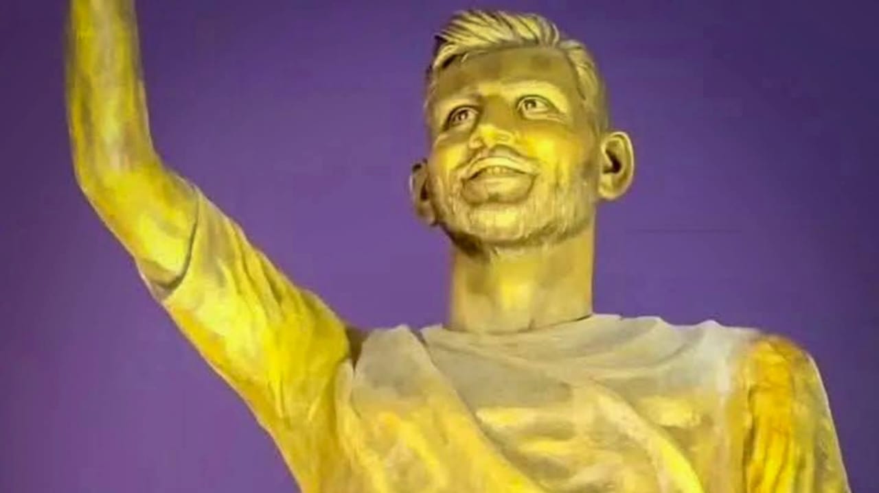 মেসি নাকি শোয়েব মালিক? কলকাতায় পা রাখার আগেই মূর্তি নিয়ে তুমুল কটাক্ষ !! 2 মেসি নাকি শোয়েব মালিক? কলকাতায় পা রাখার আগেই মূর্তি নিয়ে তুমুল কটাক্ষ !! 2