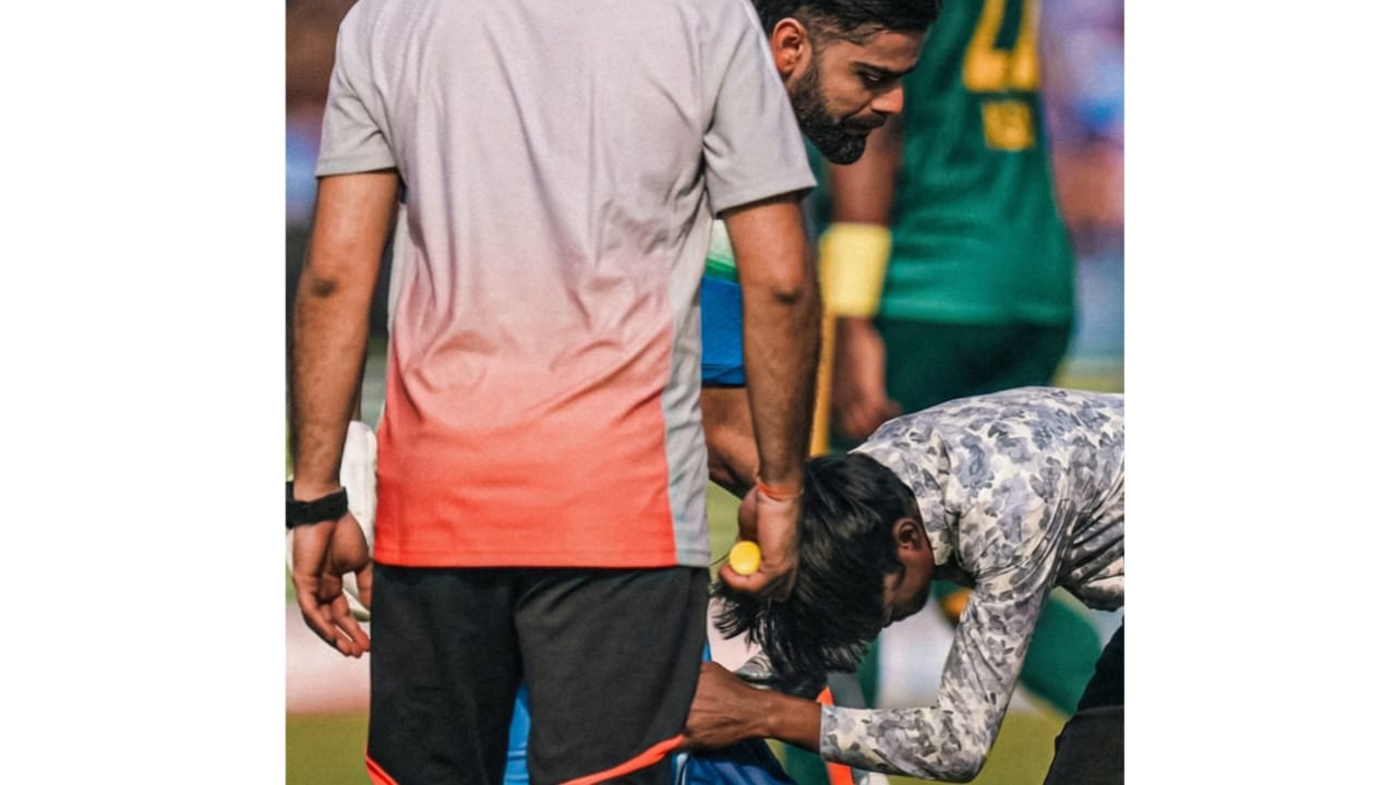 ভক্তের ভগবান বিরাট, রায়পুরেও কোহলির পা ছুঁয়ে আশির্বাদ নিলেন এক যুবক !! 2