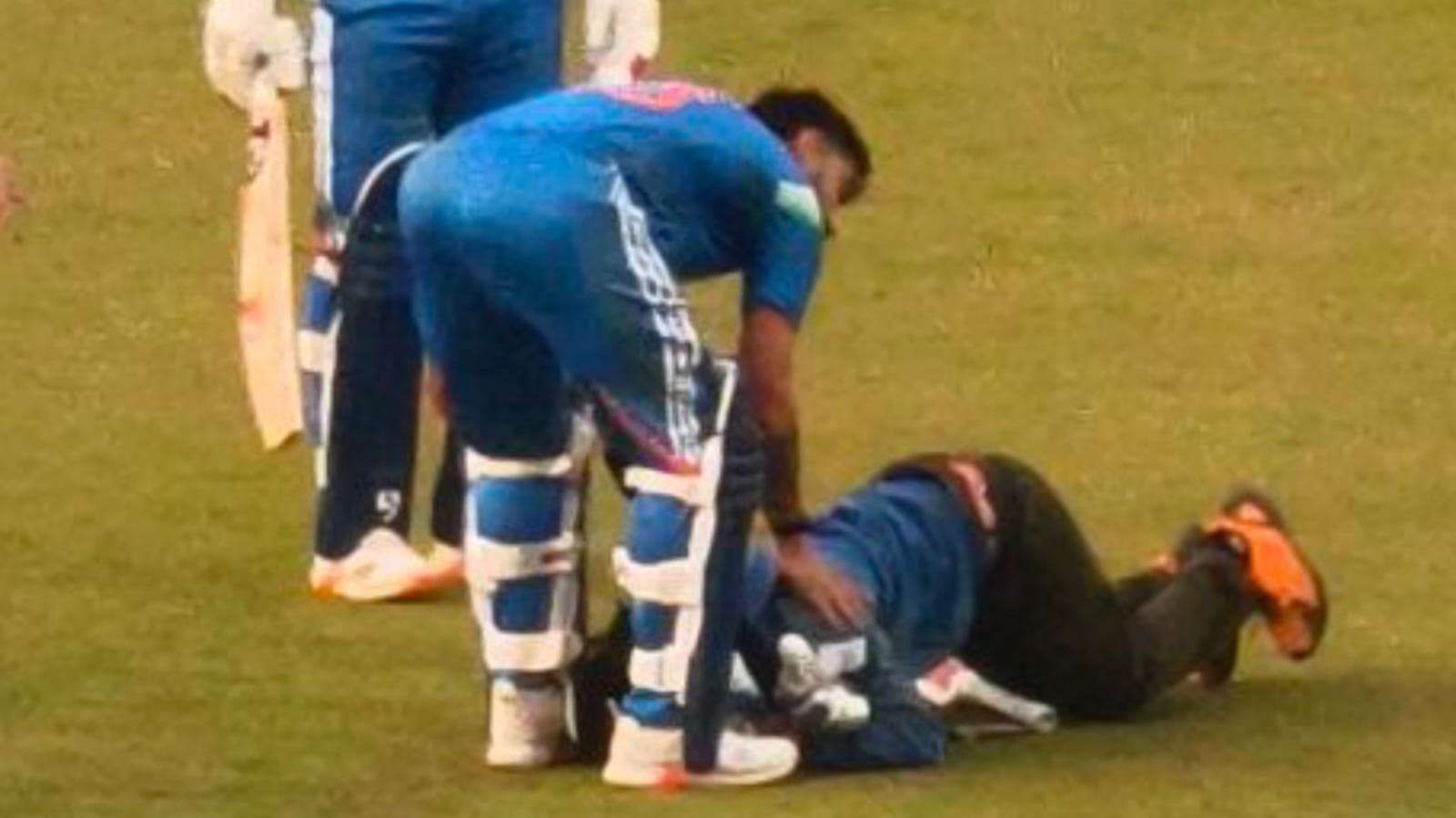 বিরাটের আশীর্বাদ নিয়ে বিপাকে পড়লেন বাঙালি যুবক, টানতে হচ্ছে জেলের ঘানি !! 3