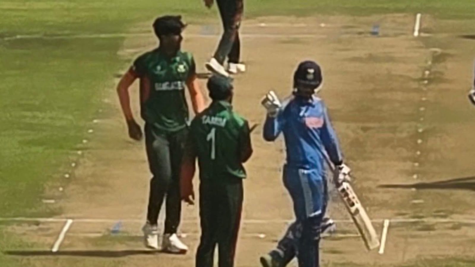 'অ‌ওকাতের মধ্যে থাক..', বাংলাদেশি ক্রিকেটারদের সঙ্গে হাতাহাতিতে জড়ালেন বৈভব সূর্যবংশী !! 2