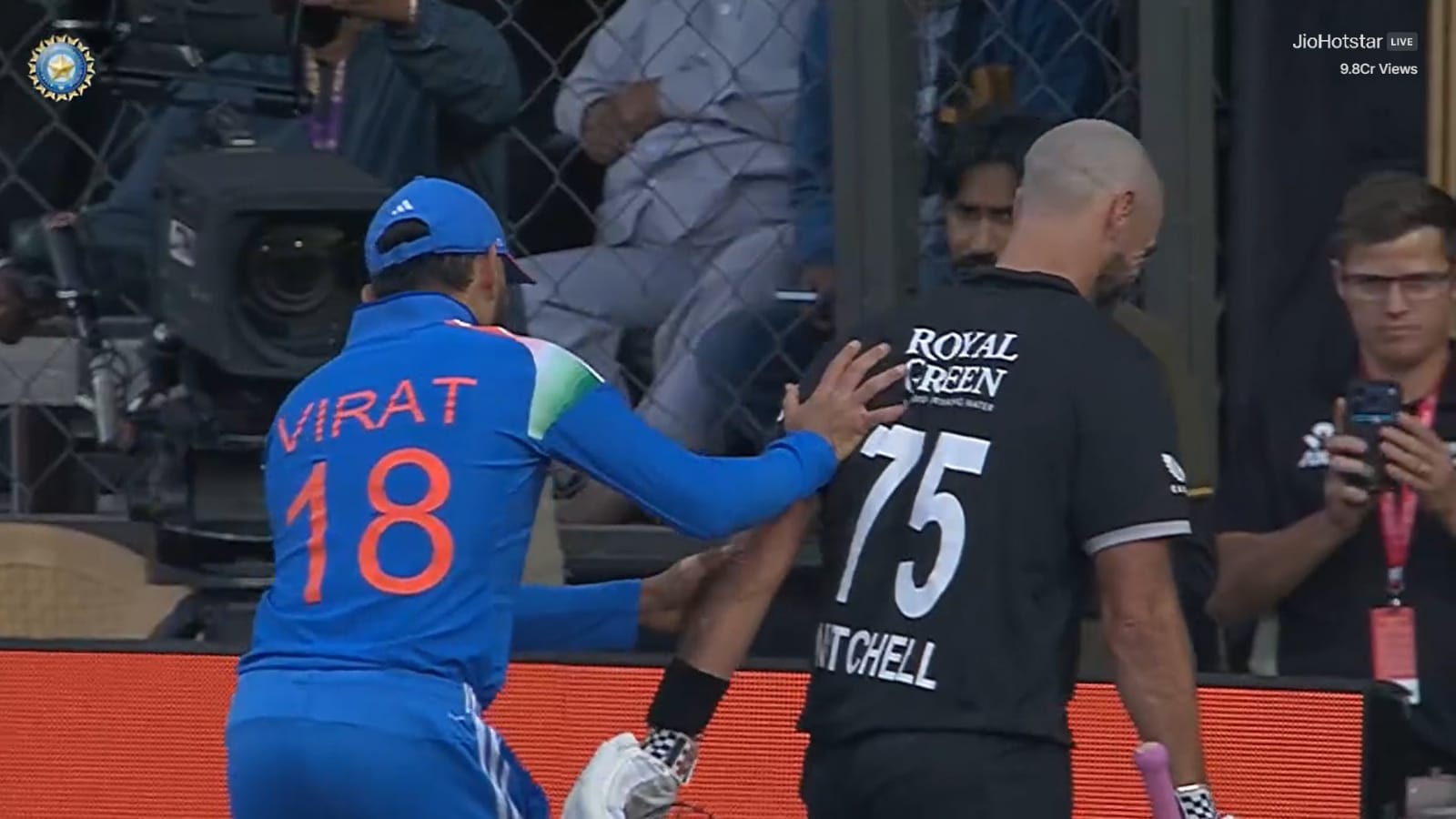 ড্যারিল মিচেলকে ঘাড় ধাক্কা দিয়ে বিতর্কে বিরাট কোহলি, ভিডিও ভাইরাল সোশ্যাল মিডিয়ায় !! 2