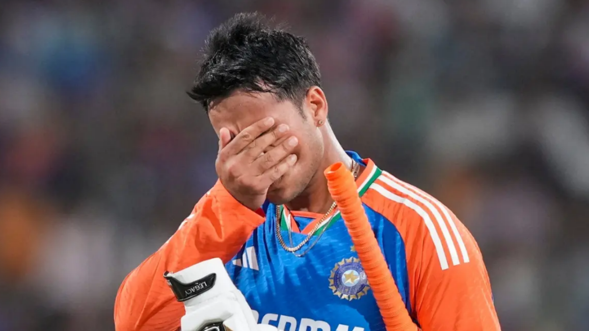 ফ্লপ শোয়ের মাশুল, পার্মানেন্টলি বিশ্বকাপ একাদশ থেকে বাদ পড়তে চলেছেন অভিষেক !! 1