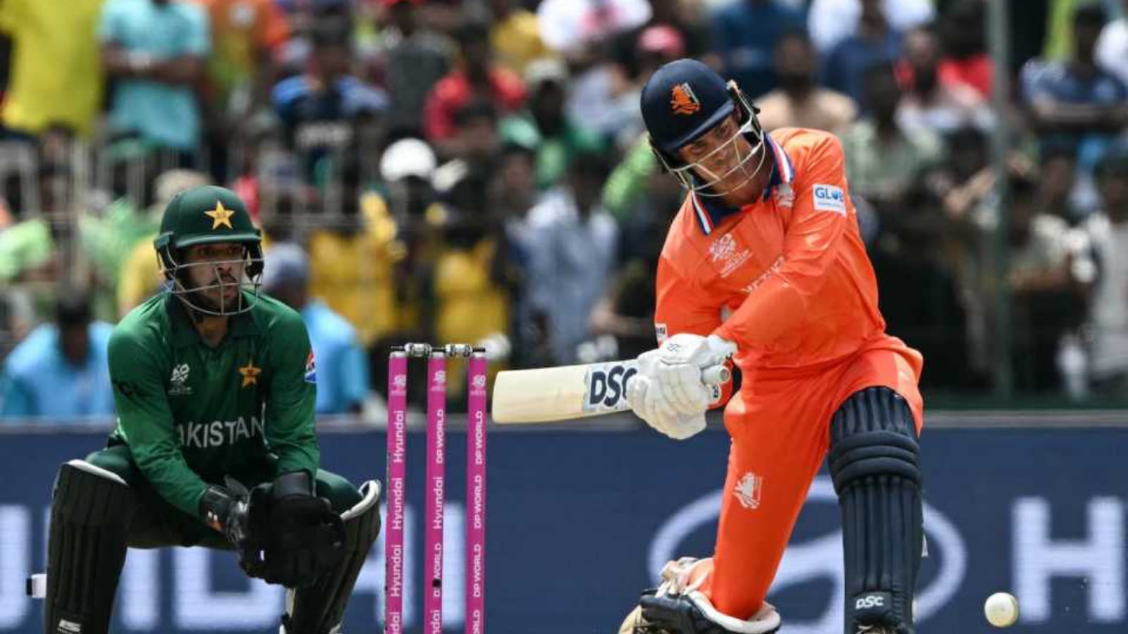 PAK vs NED: ডাচদের বিপক্ষে ব্যর্থ বাবার-সালমান, টানটান উত্তেজনাপূর্ণ ম্যাচে শেষ ওভারে জয় পেল পাকিস্তান !! 2