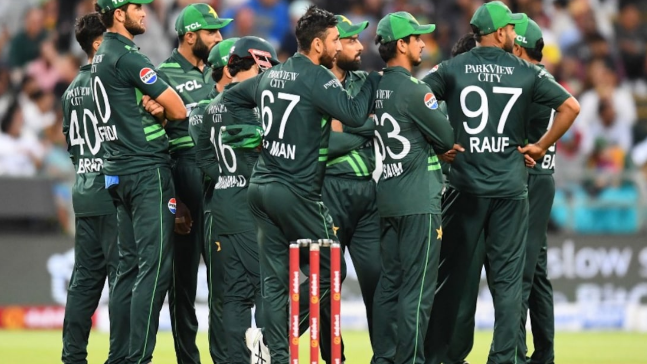 "ফাদার অফ ইন্ডিয়া..", অজিদের বিপক্ষে ম্যাচ চলাকালীন সমালোচনায় পাক ভক্তদের বিতর্কিত স্লোগান !! 2