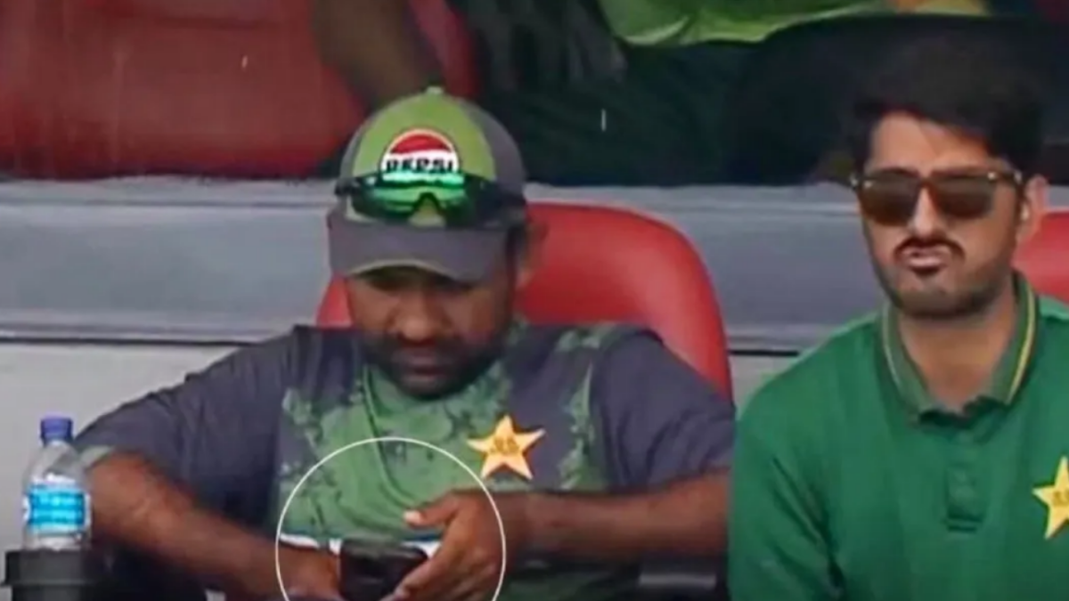 ভারত-পাকিস্তান ম্যাচে বিতর্ক, মাঠে মোবাইল ব্যবহার করে ICC'র নিয়ম ভাঙলেন সরফরাজ !! 1