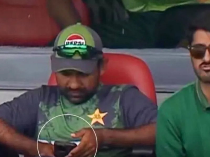ভারত-পাকিস্তান ম্যাচে বিতর্ক, মাঠে মোবাইল ব্যবহার করে ICC'র নিয়ম ভাঙলেন সরফরাজ !! 15
