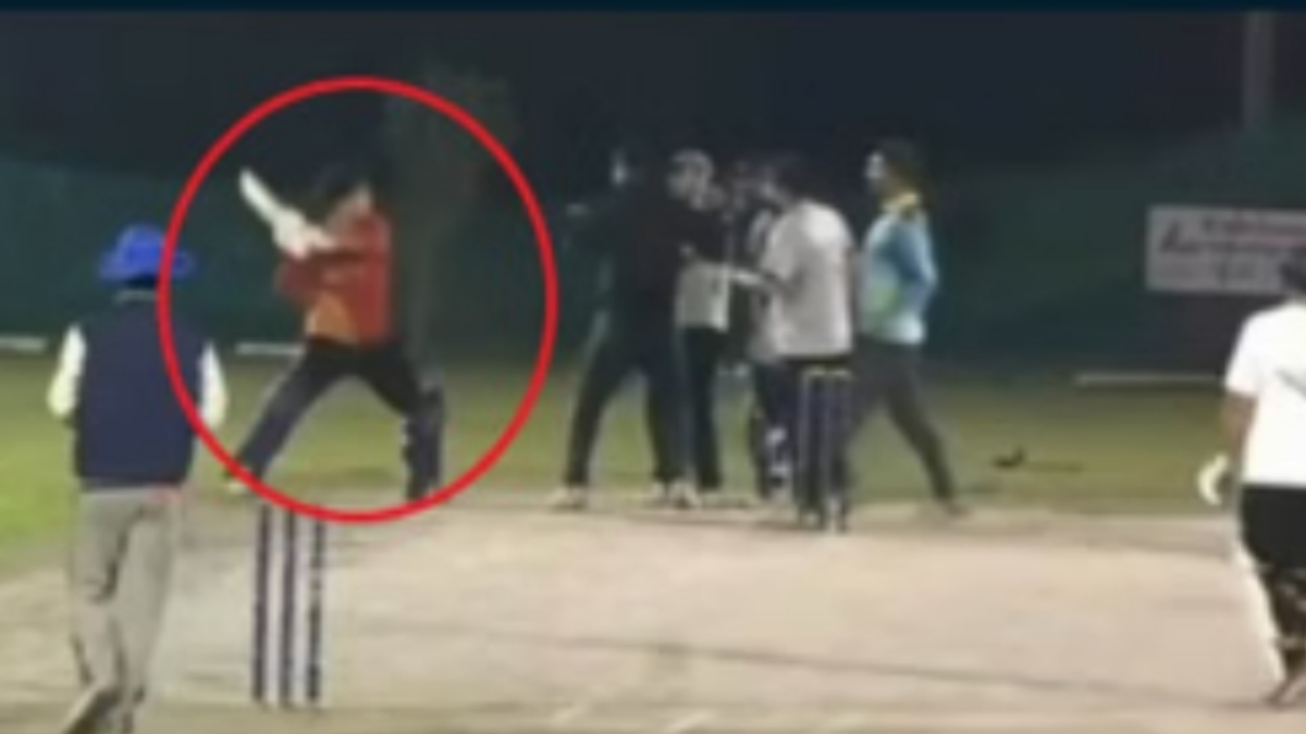 ব্যাট-বলের লড়াই ছাপিয়ে হাতাহাতি! ক্রিকেট মাঠে ব্যাটসম্যান-বোলারের WWE ফাইট 1