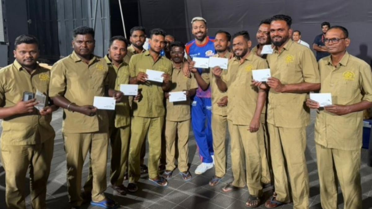 কথা দিয়ে কথা রাখলেন হার্দিক, মাঠকর্মীদের হাতে তুলে দিলেন আর্থিক পুরস্কার !! 1