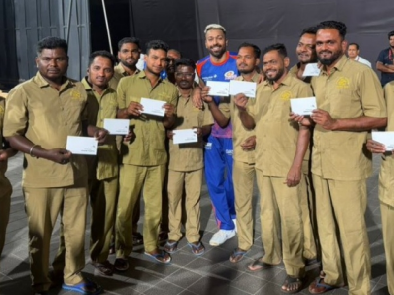 কথা দিয়ে কথা রাখলেন হার্দিক, মাঠকর্মীদের হাতে তুলে দিলেন আর্থিক পুরস্কার !! 20